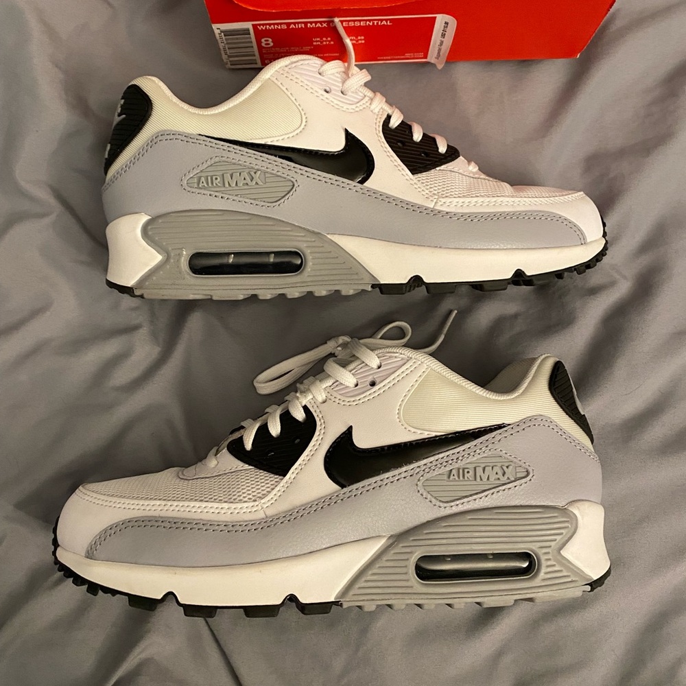 Nike Women’s Air Max 90 Essential Size 8